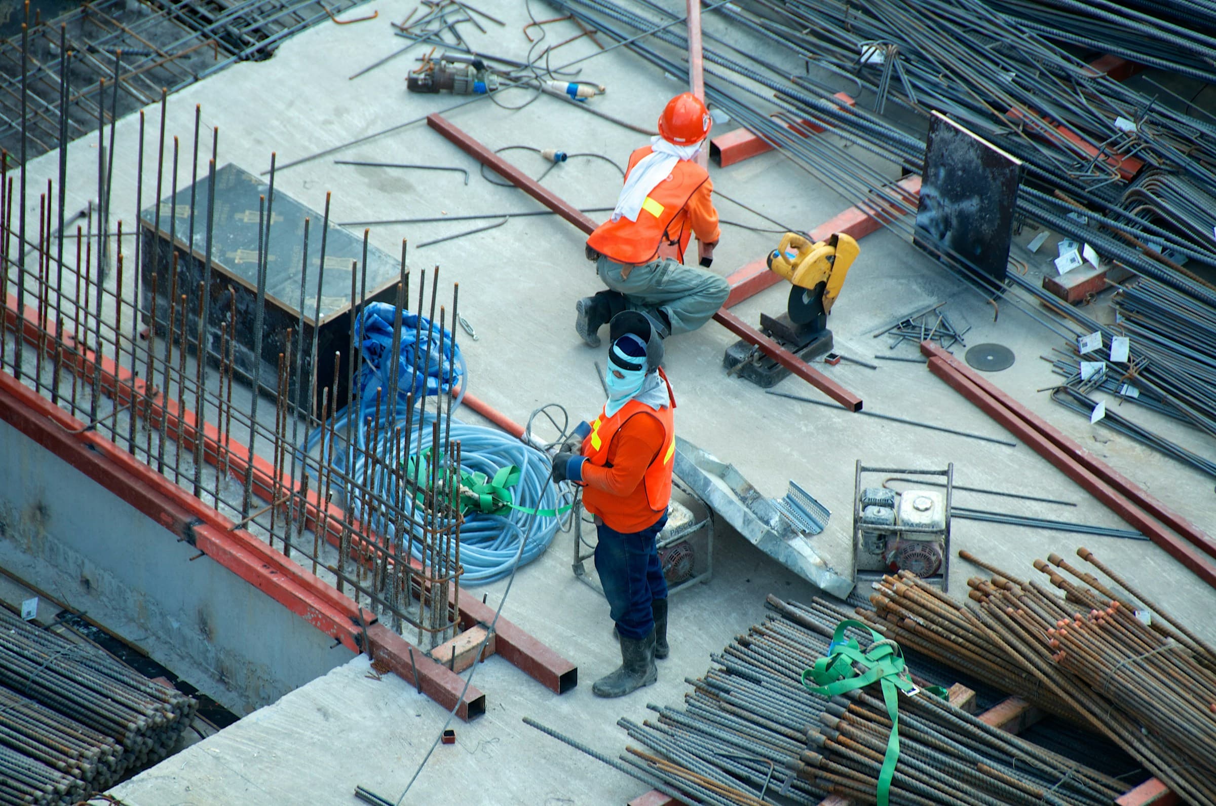 Moderne Baustelle mit Fachkräften bei der Sanierung