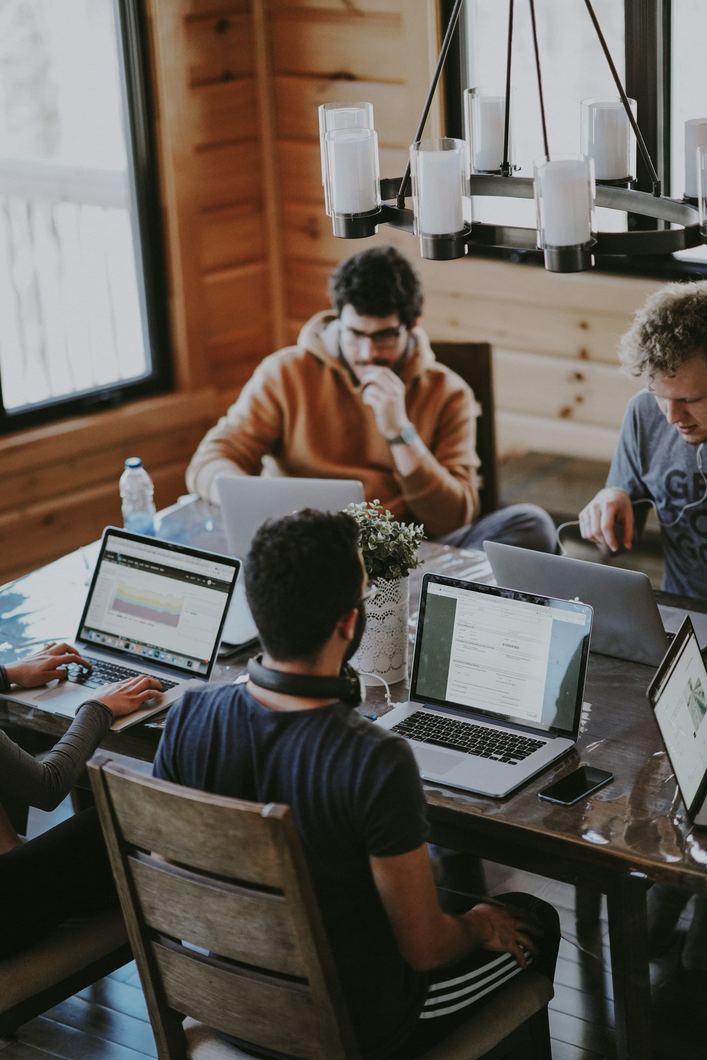 Professionelles Team bei der Zusammenarbeit